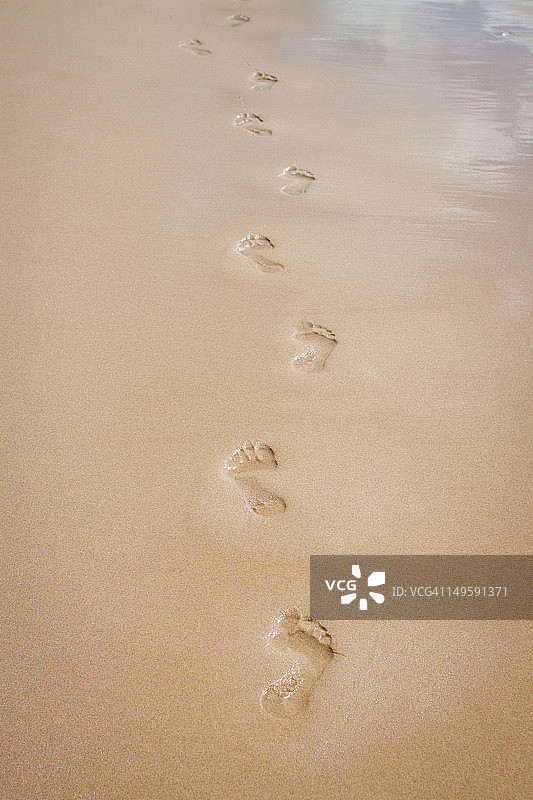 脚印在沙滩上图片素材