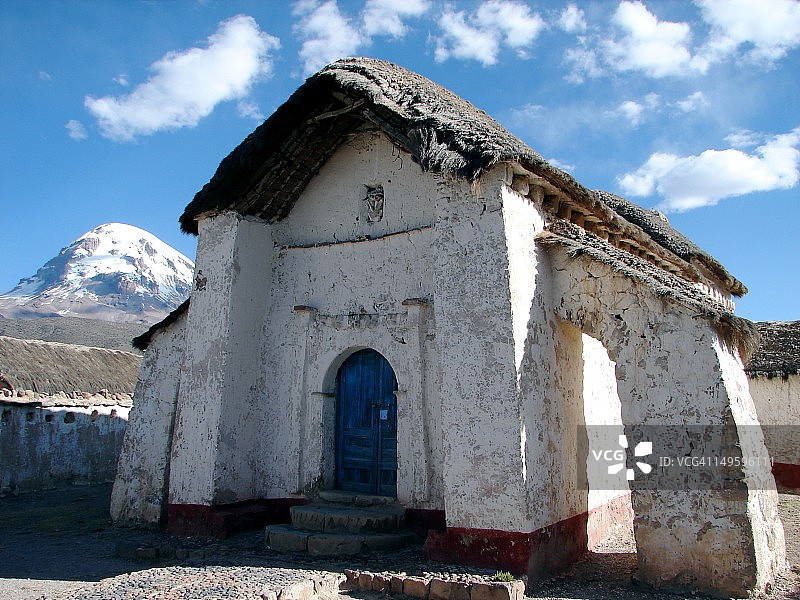 萨哈马火山脚下的教堂图片素材