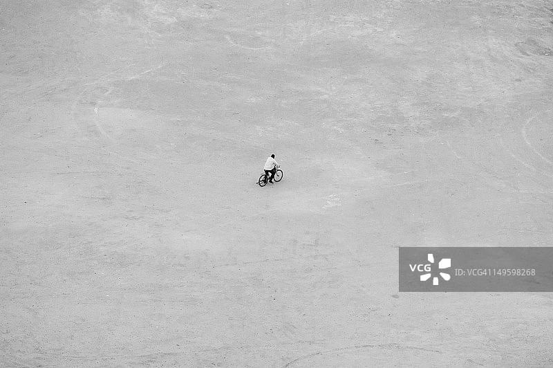 骑自行车的男人图片素材
