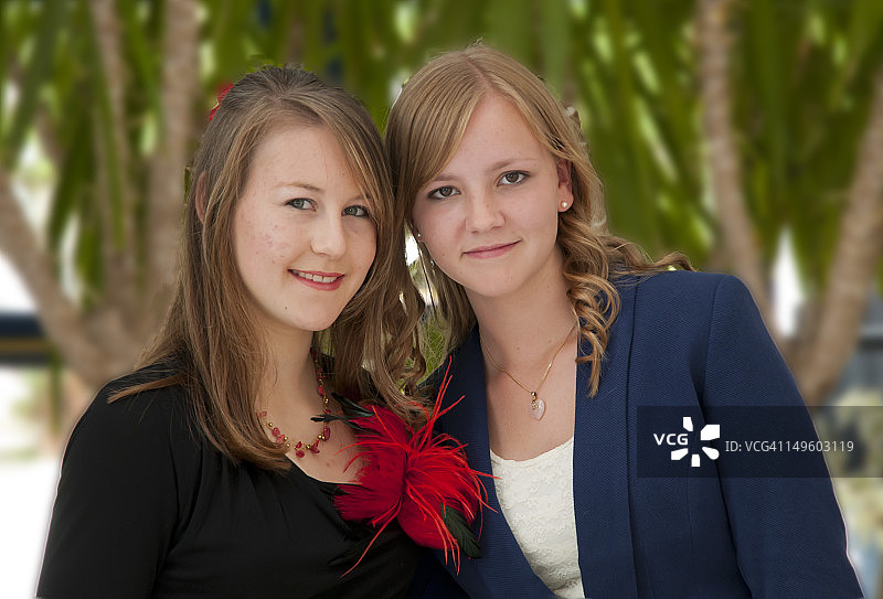 两位女孩的肖像图片素材