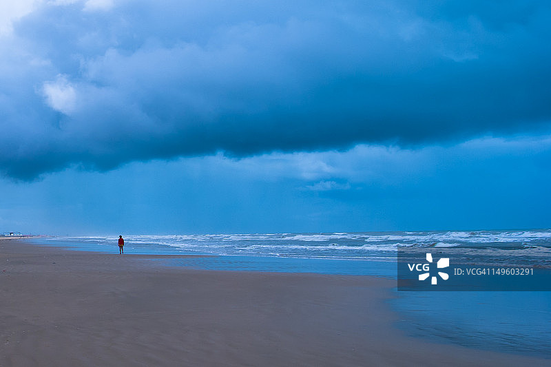 在沙滩上行走的人图片素材