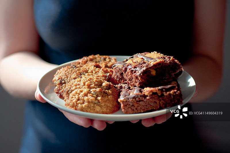 Oatly葡萄干饼干和巧克力软糖布朗尼图片素材