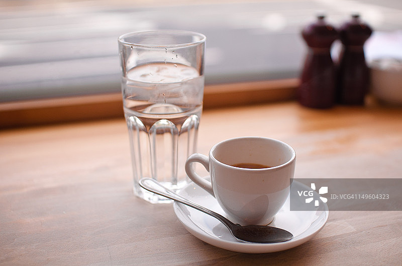 意式浓缩咖啡和水图片素材