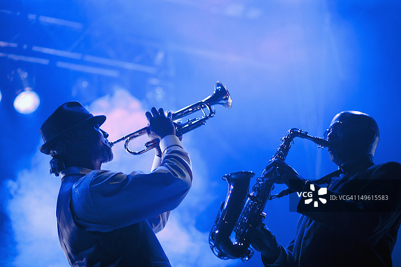 在舞台上演奏爵士乐队的音乐家图片素材