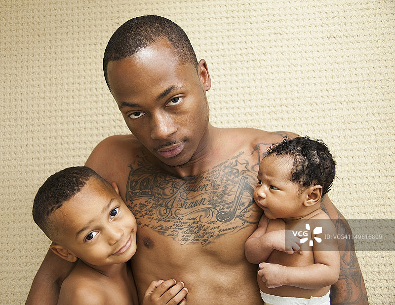 有纹身的父亲抱着孩子图片素材