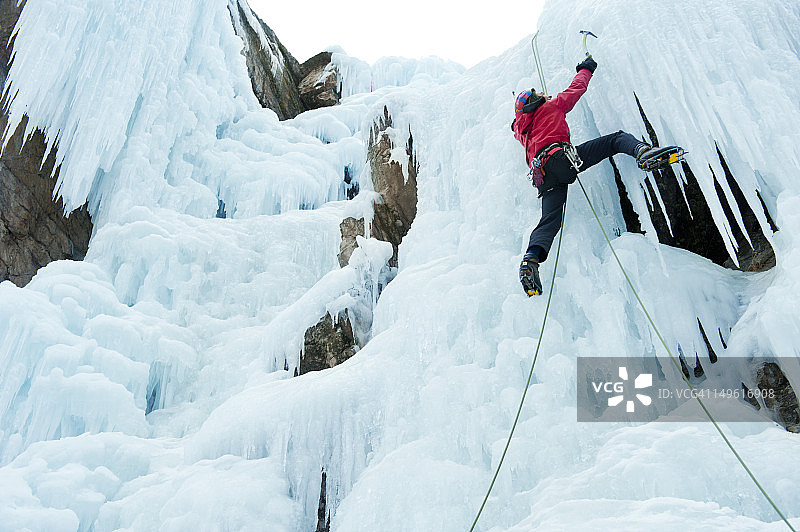 攀冰的白人男子图片素材