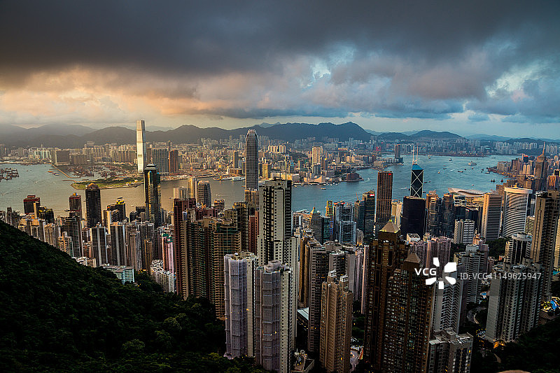 从太平山顶俯瞰维多利亚港和九龙图片素材