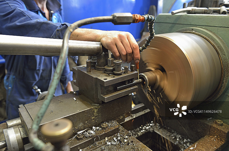 男人检查铣刀图片素材