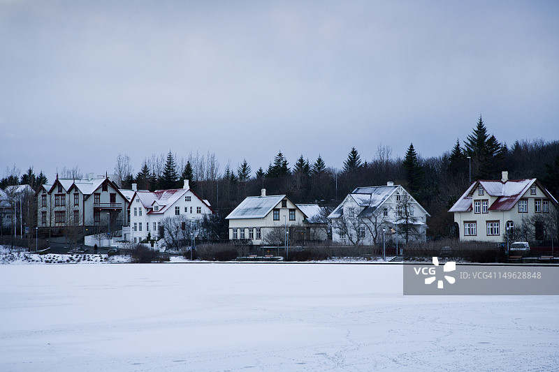冰冻的Tjornin湖和雷克雅未克房屋图片素材