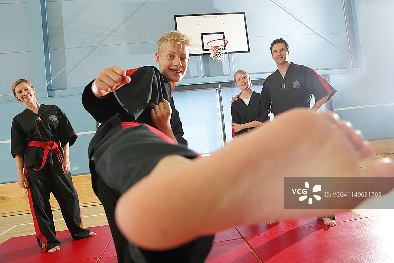 在体育馆里做跆拳道的一家人图片素材