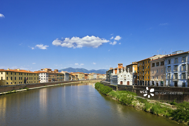 阿诺河和圣玛丽亚德拉斯皮纳教堂图片素材