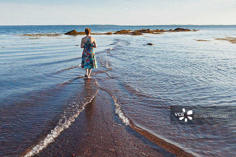 在水上行走图片素材