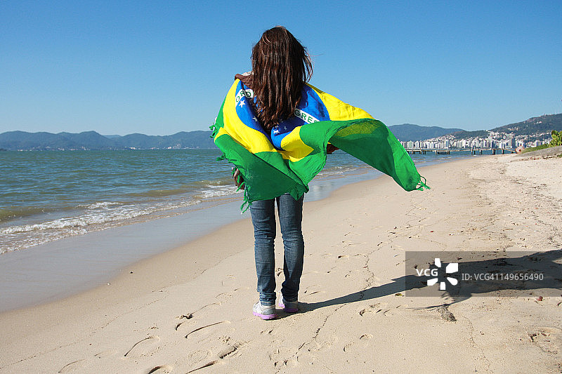 拿着巴西国旗的女孩图片素材