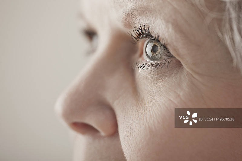 白人女子眼睛特写图片素材