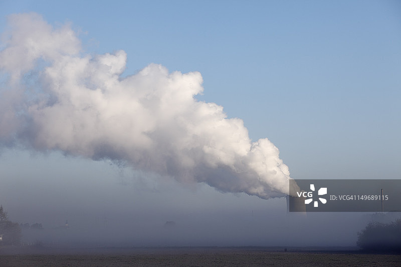 德国巴伐利亚：格拉芬莱茵费尔德的冷却塔景观图片素材