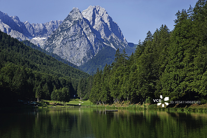 德国Waxenstein山脉和Riessersee湖风光图片素材