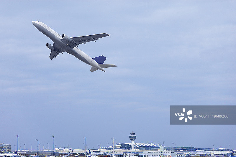 德国巴伐利亚慕尼黑机场起飞的商用客机图片素材