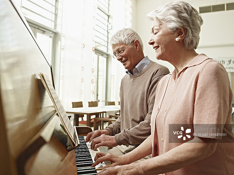 德国科隆：老年夫妇在疗养院弹钢琴图片素材