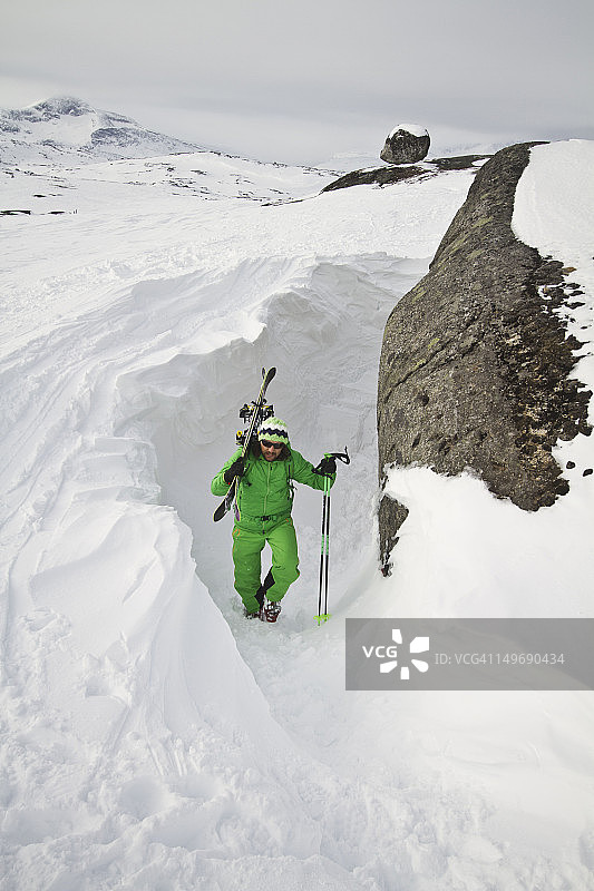 瑞典滑雪者上坡行走图片素材