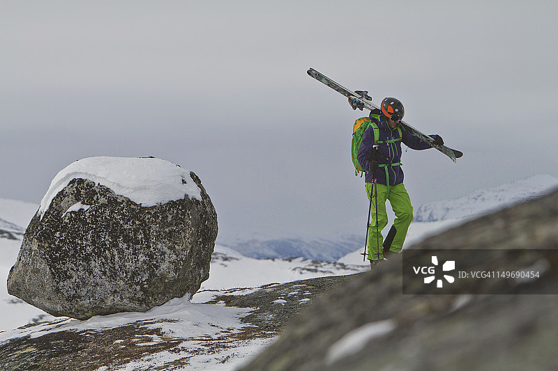 瑞典滑雪者上坡行走图片素材