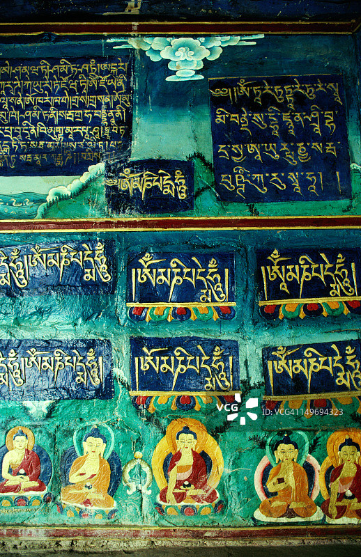 扎什伦布寺墙壁绘画：藏文经文与佛像图片素材