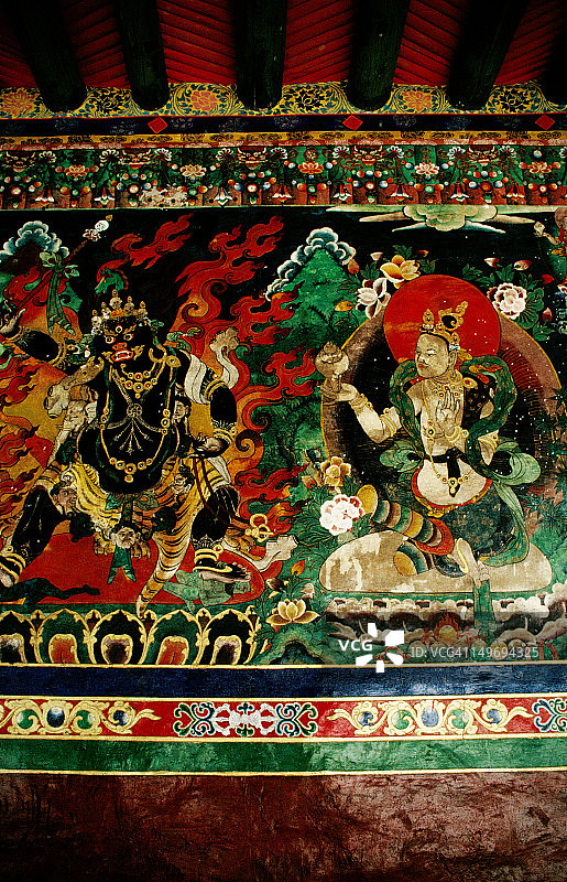 萨迦寺墙壁绘画：寂静与愤怒的佛教神灵图片素材