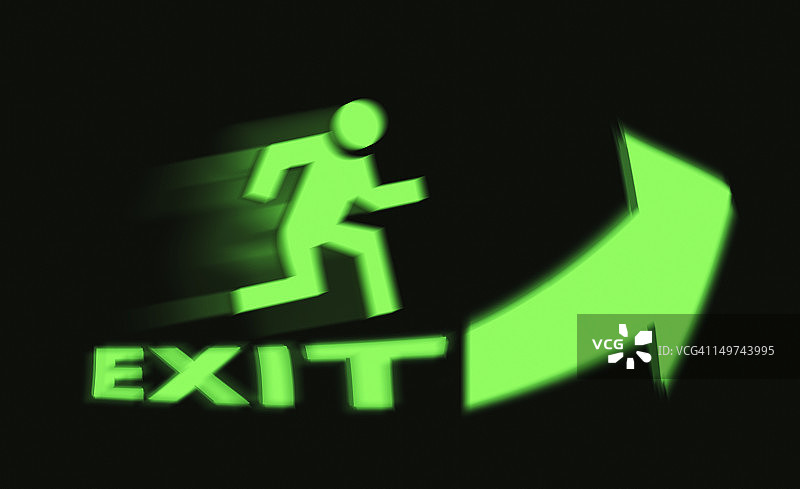 带有箭头、奔跑的人和动态模糊的出口标志图片素材