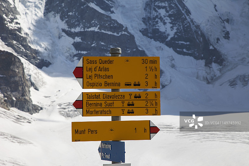 阿尔卑斯山的徒步旅行标志图片素材