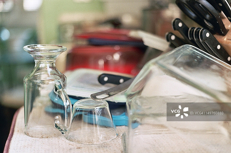 一堆干净的盘子图片素材