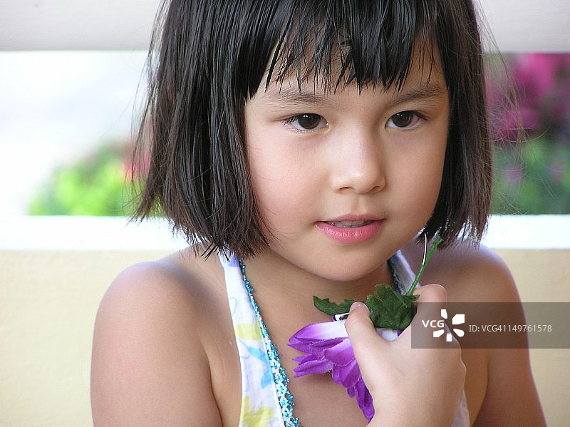 年轻女孩紧握鲜花图片素材