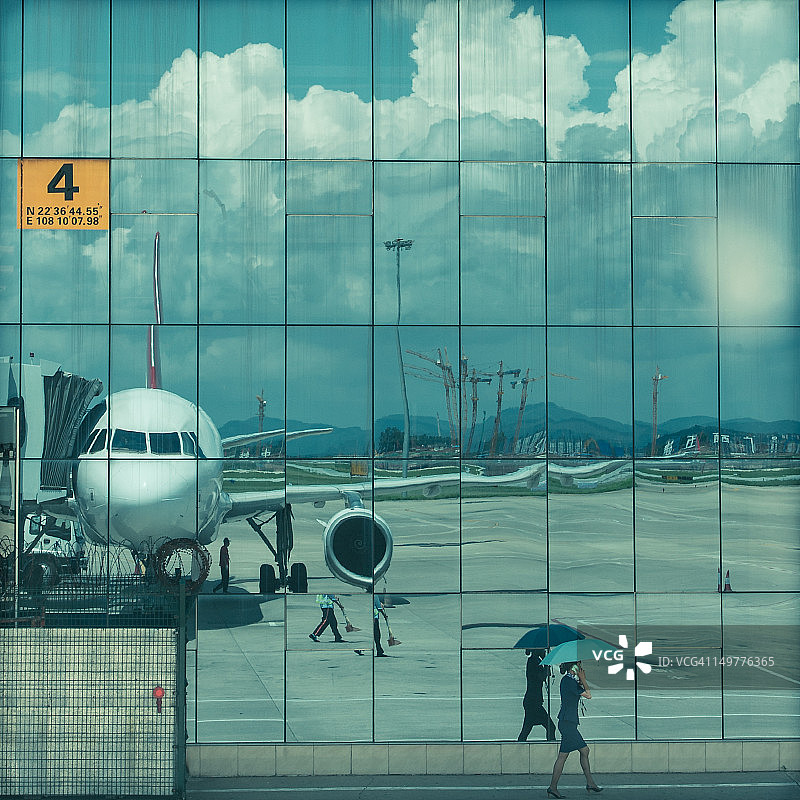 飞机的倒影和雨伞图片素材