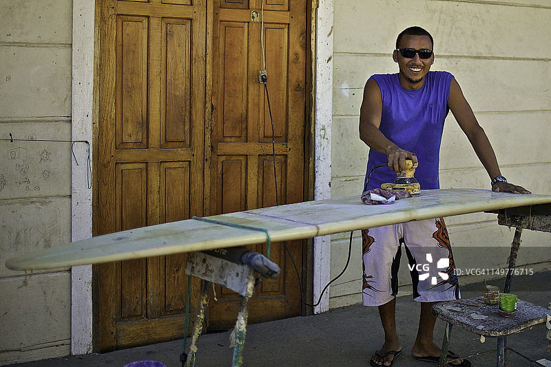 男人和冲浪板图片素材