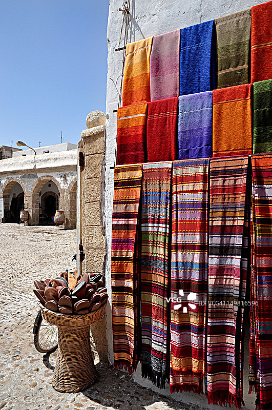 待售的摩洛哥拖鞋和彩色面料图片素材