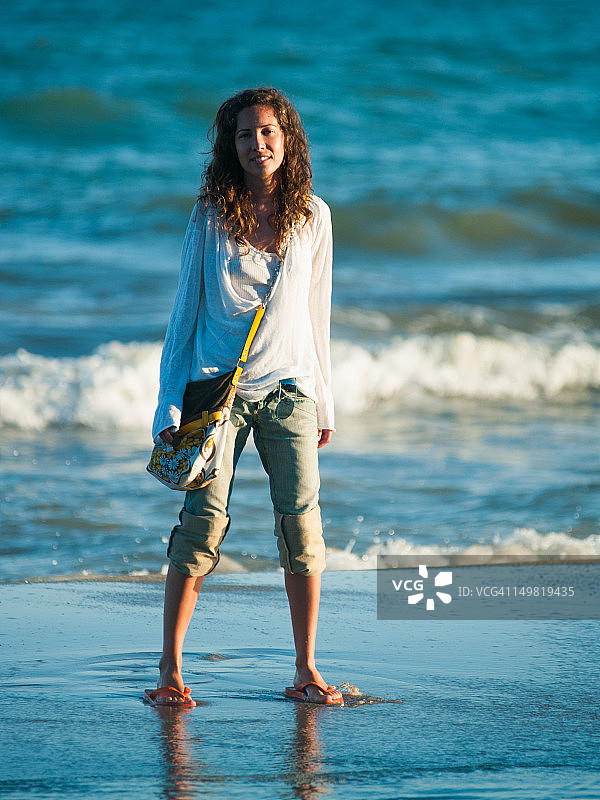 站在岸边的女人图片素材