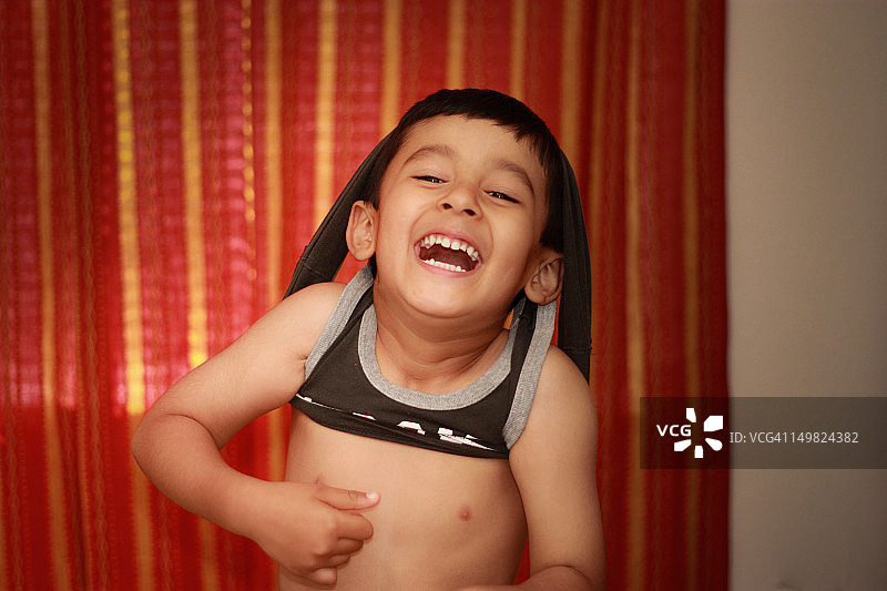 带着滑稽笑容的男孩图片素材