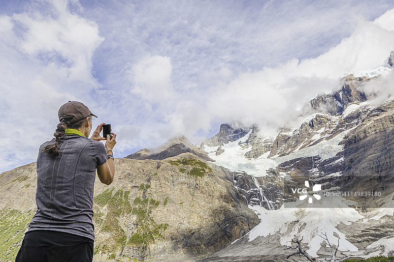 徒步者拍摄 Paine Grande 山峰图片素材