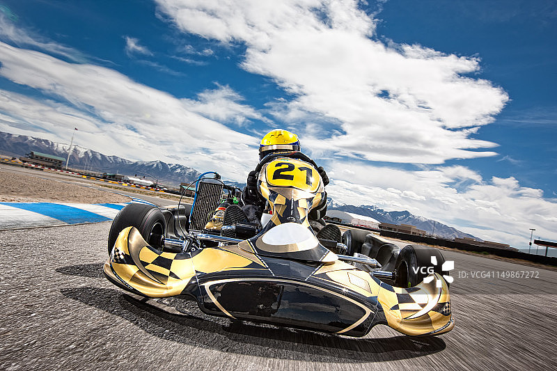 卡丁车赛车手在赛道上飞驰图片素材