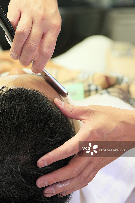 理发师为顾客刮脸图片素材