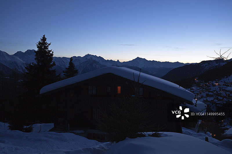 瑞士阿尔卑斯山的小木屋图片素材