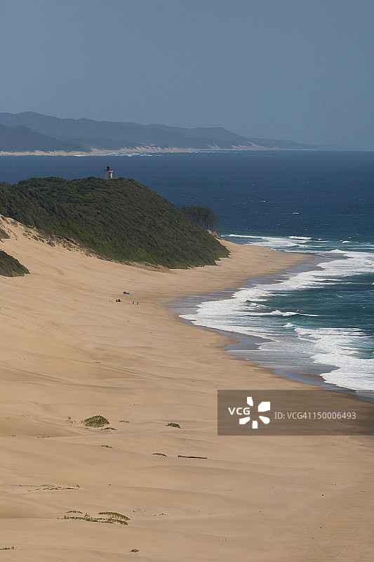 南非夸祖鲁-纳塔尔省索德瓦纳湾的海洋和沙丘航拍，背景可见杰瑟角灯塔。图片素材