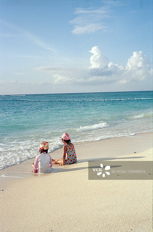 在海滩上放松的女孩们图片素材