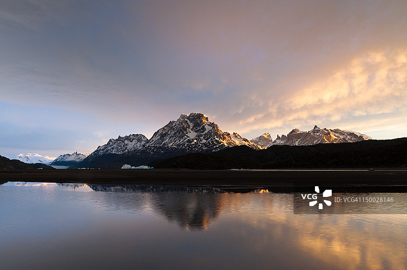 灰色湖面上的日出图片素材
