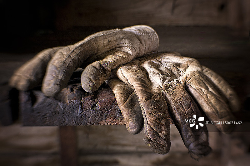 沾满油脂的旧手套图片素材