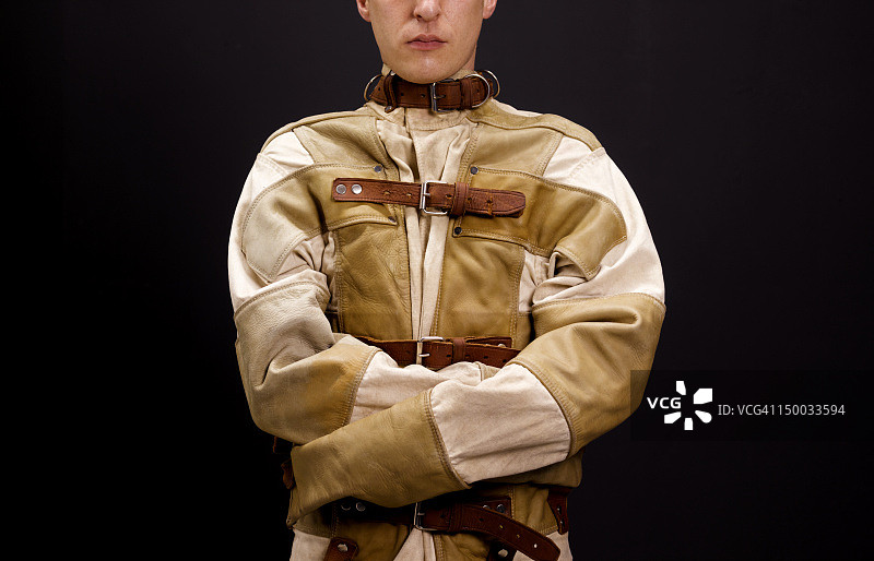 男人被束缚在紧身衣里图片素材