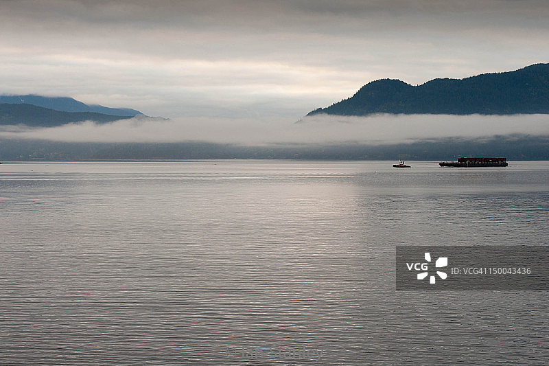 拖船、驳船和清晨的薄雾图片素材