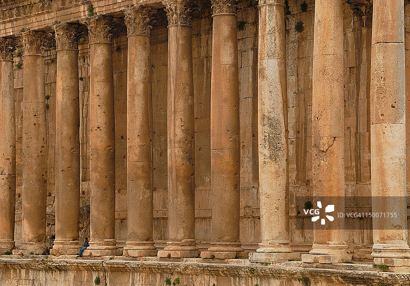 坐在柱子旁图片素材