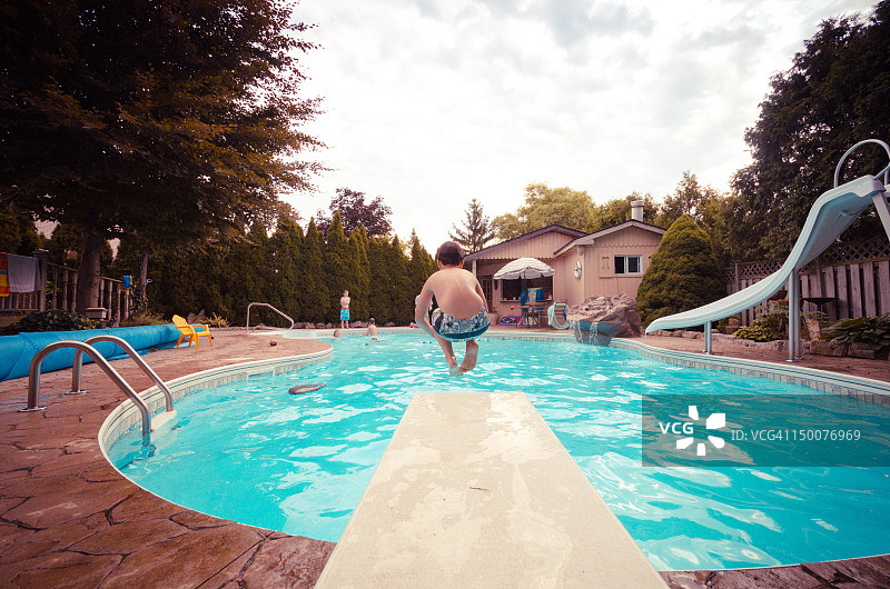 跳入泳池图片素材