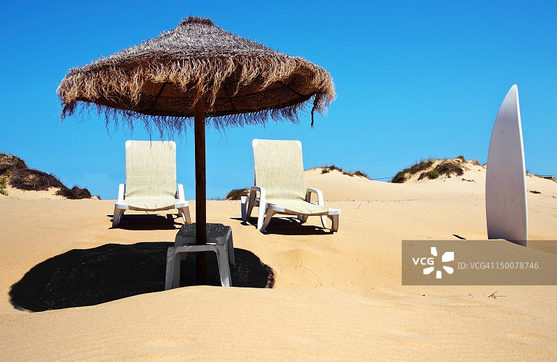 日光浴躺椅和遮阳伞图片素材