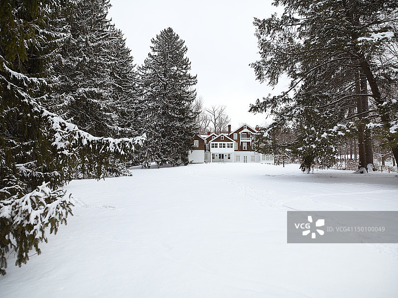 雪地里的大房子图片素材