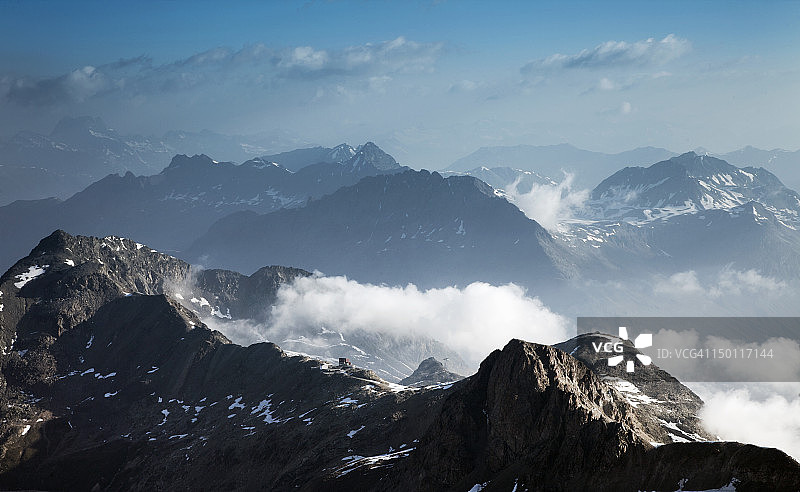 迪亚沃莱扎：阿尔卑斯山的低云图片素材